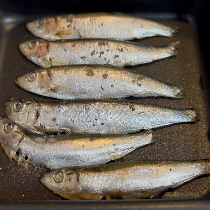 フライパンでも簡単調理、子にしん丸干し干物 子にしん丸干し干物をフライパン焼き