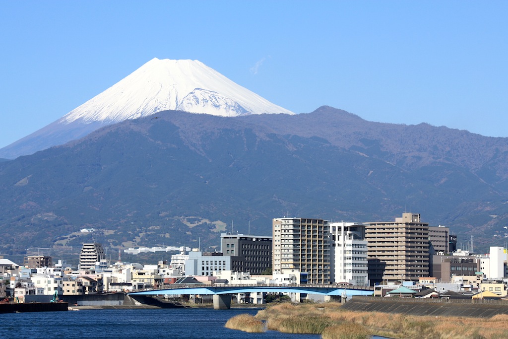 沼津港手前、港大橋から望む富士山