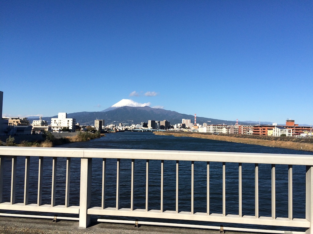 沼津港手前、港大橋から望む富士山